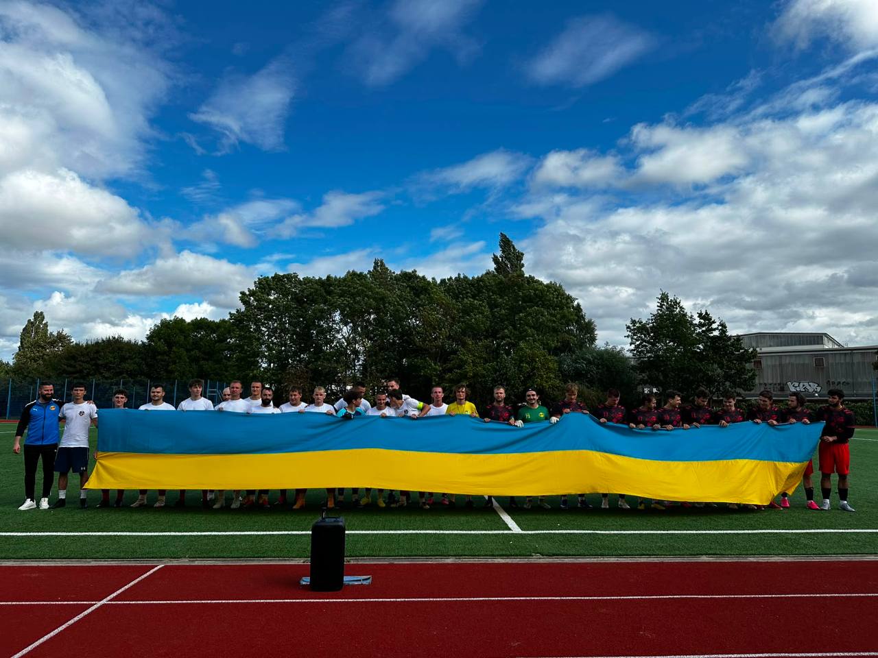 Rostock – Hamburg: Ukrainische Teams spielten ein Benefizspiel zum Tag der ukrainischen Staatsflagge
